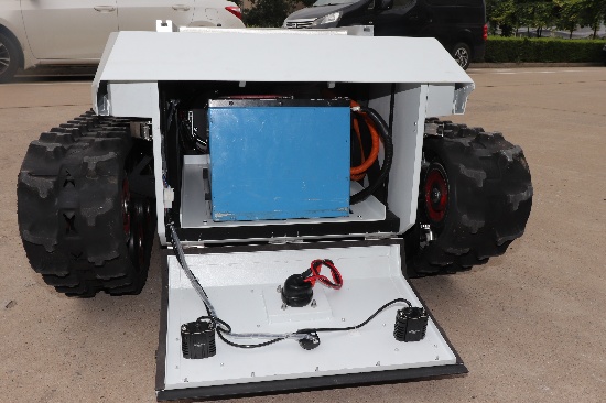  TinS-13 Robot Chassis: Customized Side-Pull Battery Compartment for Easy Battery Replacement